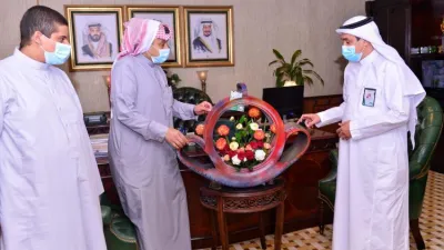سعودي يحول إطارات السيارات القديمة لأعمال فنية وأوعية للزراعة