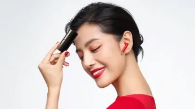 هواوي تطلق سماعة HUAWEI FreeBuds Lipstick بتصميم مستوحى من أحمر الشفاه وبخاصية عزل الضوضاء النشطة