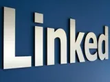 إيه الفرق بين تشغيل الوضع المظلم لـLinkedIn على جهاز الكمبيوتر أو الهاتف؟