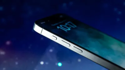 How to Use the Hidden Flight Tracker Built Into Your iPhone