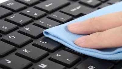 التنظيف الآمن للوحة المفاتيح