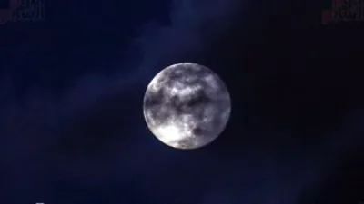 هذا الرقم من الصخور الفضائية يضرب القمر كل عام