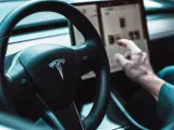 تقرير: يمكن لمركبات تسلا أن تحصل قريبًا على ميزة البث المباشر للطيار الآلي