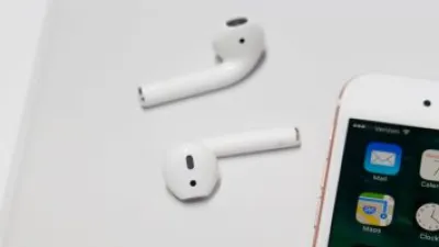 إيه الفرق؟.. أبرز الاختلافات بين Apple AirPods وGoogle Pixel Buds A Series