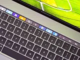 تقرير: أبل تتخلى عن شريط اللمس OLED الخاص بـ MacBook