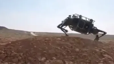 الجيش الصينى يطور روبوتًا ضخمًا يحمل 352 رطلاً ويركض بسرعة 6 ميل فى الساعة