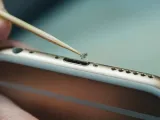 كيف يمكن لحيلة بسيطة لتنظيف منفذ USB-C إحياء هاتف يرفض الشحن
