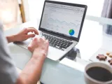 كيف يتم تطوير وتنفيذ خطة تسويق القناة؟