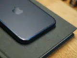 شائعات هاتف iPhone Fold وتأجيل سماعات AirPods المزودة بكاميرات