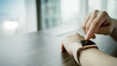 ساعتك الذكية الجديدة قد تعمل بالعرق.. علماء يطورون بطارية تنتج الكهرباء بطريقة غريبة