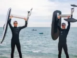 أب و ابنه يسجلان رقمًا قياسيًا عالميًا فى عبور بحر المانش على لوحات eFoil عالية التقنية