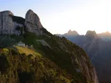 الفواصل والشقوق والعروق الصخرية