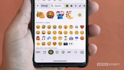 لوحة الإيموجي في Gboard تكبر: شبكة 8 أعمدة تجعل الأيقونات أكبر بنسبة 12.5% لنقرات أدق