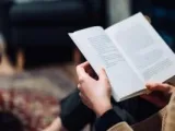 عكس توجهات العالم.. مدارس السويد تهجر الأجهزة اللوحية وتعود إلى الكتب