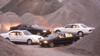 مواجهة كلاسيكية: نظرة على مقارنة سيارات السيدان الفاخرة لعام 1997 بين اليابان وألمانيا
