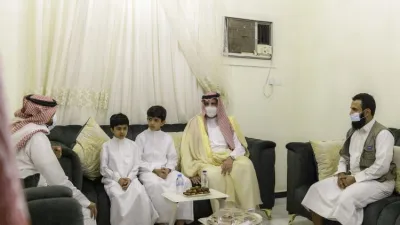 أمير المدينة المنورة يقدم العزاء في المتوفين بحادث شاحنة في طريق علي بن أبي طالب