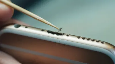 كيف يمكن لحيلة بسيطة لتنظيف منفذ USB-C إحياء هاتف يرفض الشحن