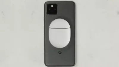 يتحول Pixel 5 تلقائيًا إلى لوحة شحن لاسلكية عند توصيل كابل USB-C