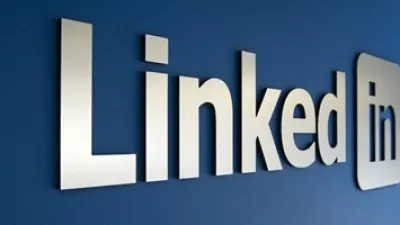 إيه الفرق بين تشغيل الوضع المظلم لـLinkedIn على جهاز الكمبيوتر أو الهاتف؟