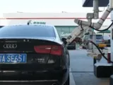 روبوت يشحن السيارات بالوقود فى إحدى المحطات بالصين.. صور
