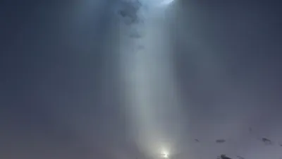 إطلاق SpaceX Falcon 9 يرسم سحابة مضيئة في السماء خلال مهمة الشحن 35 لوكالة NASA