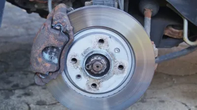 كيفية إزالة اسطوانات الفرامل في السيارة