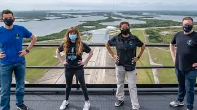 تعرف على أول طاقم من المدنيين على متن صاروخ SpaceX