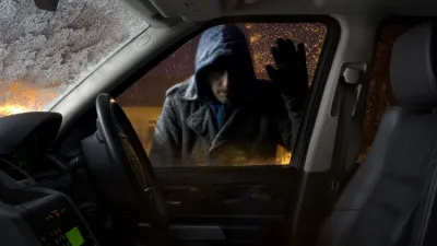 ضبط لصوص سرقوا 8 سيارات من مكة وقاموا بتجزئتها وبيعها