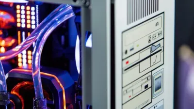 جهاز كمبيوتر RestoMod ذو إصدار محدود ذو مظهر قديم مع محرك أقراص مرن مزيف