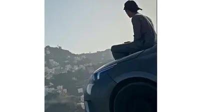 شباب سعودي يستعرضون بسياراتهم فوق أحد جبال فيفاء