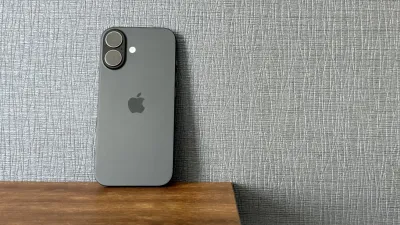 هاتف iPhone 17 يتصدر مبيعات الربع الثاني لعام 2026 وApple تستحوذ على نصف إيرادات السوق
