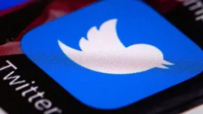 تكنولوجيا مذهلة.. أول شخص يغرد برسالة على تويتر باستخدام عقله.. فيديو وصور