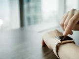 ساعتك الذكية الجديدة قد تعمل بالعرق.. علماء يطورون بطارية تنتج الكهرباء بطريقة غريبة