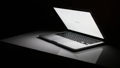 طريقة ضبط إضاءة شاشة جهاز Mac أوتوماتيكيًا ويدويًا
