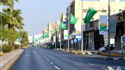 إزالة سيارات تالفة من حائل وتزيين الشوارع والمياديين بالأعلام استقبالاً لليوم الوطني