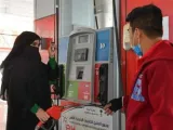 الحكومة السعودية تضع سقف لأسعار بنزين 91 و95 وتخفض أسعار يوليو بعد زيادتها