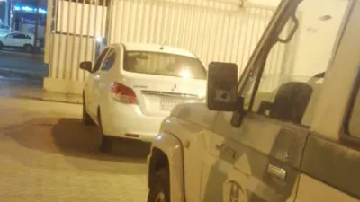 ضبط سائق سيارة قام بمضايقة ملاك السيارات في طريق المدينة