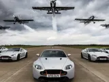 أستون مارتن تروج لموديل V8 Vantage S Blades Edition برحلة جوية أكروباتية
