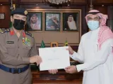 وزير الداخلية السعودي يكرم مواطن لابعاده سيارة محترقة خارج موقف السيارات