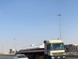 ضبط سائق شاحنة في السعودية لتوقفه وسط الطريق العام