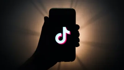 إضافة ملصقات التبرع إلى مقاطع الفيديو في TikTok
