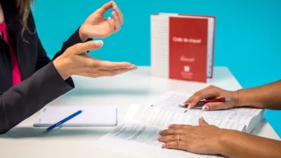 ما هو دور الموظفين في المنظمات السياحية؟