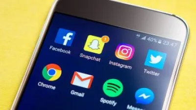 باحثون تغيير خوارزمية Facebook فى 2018 أفاد الجماعات الجمهورية
