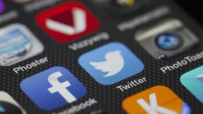 مشاركة تغريدة على الخط الزمني في فيسبوك