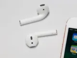 إيه الفرق؟.. أبرز الاختلافات بين Apple AirPods وGoogle Pixel Buds A Series