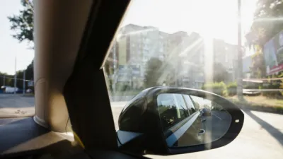 كيفية إصلاح زجاج نافذة السيارة الخارجة عن مسارها