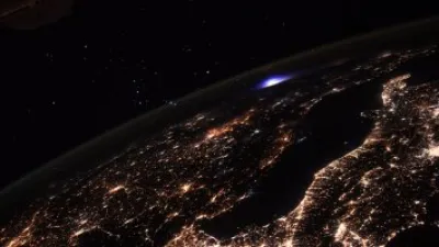رائد فضاء فرنسى يرصد مشهدا فريدا لوميض أزرق فوق أوروبا.. صور