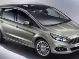 فورد SMax 2015 تظهر بلمسات كرومية ومزايا عملية
