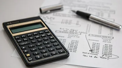 ما هي المعلومات الأساسية في ميزانية المبيعات؟