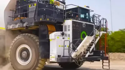 الرئيس التنفيذي لشركة Fortescue يختبر شاحنة تعدين كهربائية بوزن 150 طناً